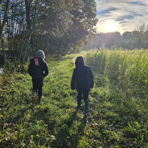 Zwei Kinder mit Gummistiefeln